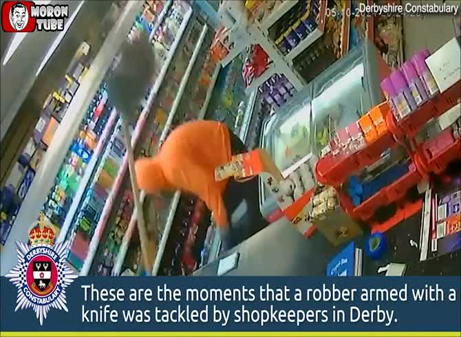 Video :A shopkeeper scares away a repeat offender with a mop